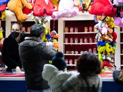Ed eccoci davanti al tiro a segno, il preferito dai pap� che cercano di colpire con pistole ad aria compressa delle lattine colorate nella speranza di regalare un premio (di solito un pupazzo) ai propri figli