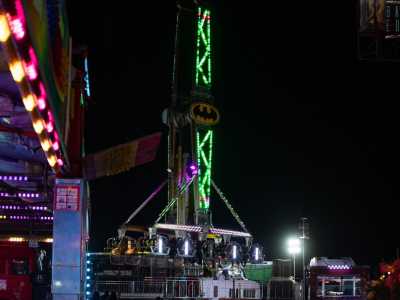 ...nell�altissima �Batman�, chiamata cos� perch� quando viene messa in funzione i seggiolini si alzano e ruotano aprendosi come le ali del personaggio dei fumetti...