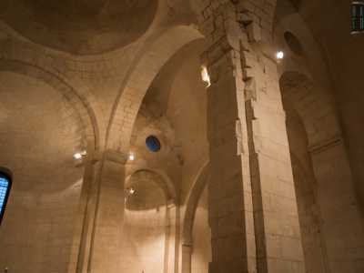 Pilastri cruciformi su cui si impostano grandi archi scandiscono poi l�interno in nove campate