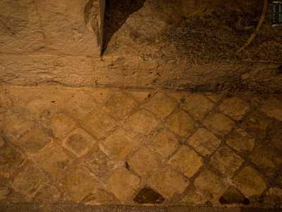Il pavimento che doveva circondarlo sin dal Medioevo era formato da piccoli tasselli quadrangolari. Purtroppo non ne � praticamente rimasta traccia: l�unico resto giace in un angolino della navata destra dell�edificio