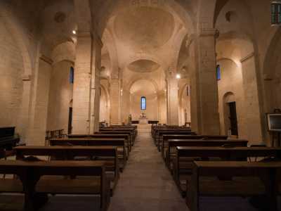 Non ci resta ora che entrare. Varcando la soglia ci immergiamo in un ambiente spoglio e in penombra in cui ciascuna delle tre navate termina con un�abside
