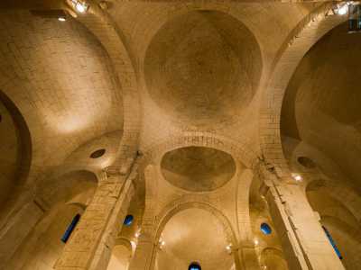 La copertura del soffitto � data dalle tre cupole simmetriche, che una volta marcavano anche le tre parti in cui era composta la chiesa: la zona vicina all�altare consacrata al Cristo, quella centrale dedicata agli evangelisti e l�area pi� vicina alla soglia di accesso