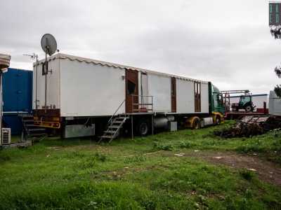 Con Primo raggiungiamo la sua mamma, 37enne acrobata Genny Martino, che si trova nel suo caravan...