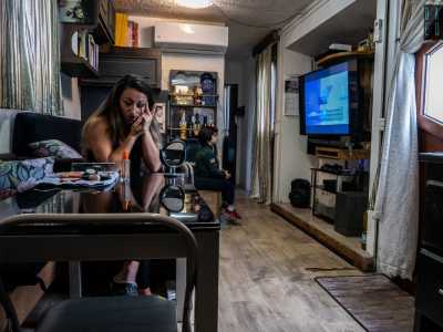 L�interno � quello di un�abitazione quasi normale: ci sono la tv, i letti, la cucina e la libreria