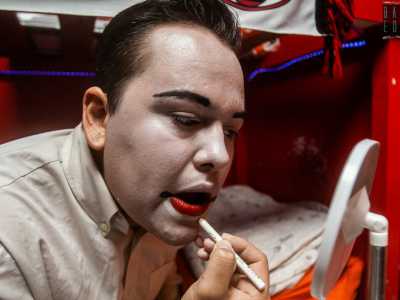 Non possiamo per� andarcene prima di aver incontrato un clown, il simbolo dell�attivit� circense. Eccoci quindi all�interno del camerino del 21enne Patrik, che in quel momento sta dipingendo il suo volto con fondotinta bianco e rossetto rosso, in modo da creare la sua maschera