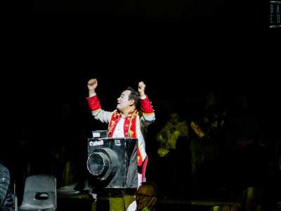 Poi c�� Patrik, che ha indosso una grande macchina fotografica e strappa risate da ogni dove