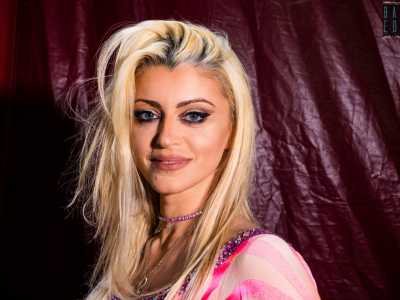 Fa invece parte del Royal la 37enne Desir�e, che si esibisce nel numero di hula hop. Incontriamo la donna poco prima che entri in scena, gi� abbigliata con uno scintillante costume rosa e fucsia