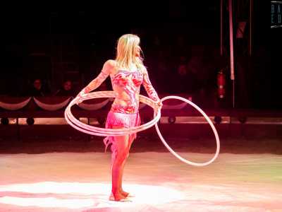 � seguita da Desir�e con l�allegro numero di hula hop...