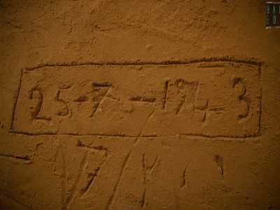 I muri accolgono anche numerose scritte d�epoca. Si tratta di incisioni di date...