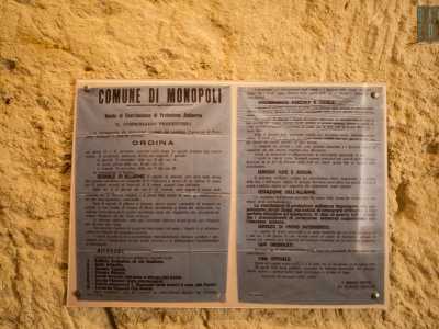 Tra queste quella del 1939 con cui l�allora comandante prefettizio Francesco Cantatore ricordava ai monopolitani che, al suono reiterato di 15 secondi dell�allarme posto sul campanile della chiesa di San Francesco, si sarebbero dovuti recare immediatamente nel ricovero