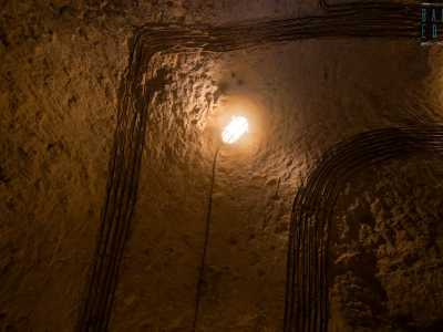 L�ambiente, illuminato dalla luce gialla proveniente da alcune lampade poste sul soffitto a volta...