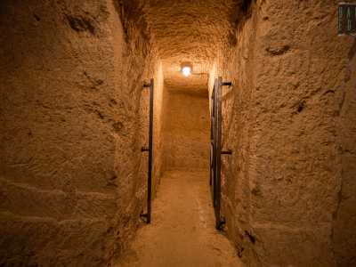 Negli ultimi 50 metri di tunnel sono invece preservate le testimonianze pi� singolari. In una diramazione del percorso principale si conservano ad esempio due latrine: al di l� di sottili cancellate in ferro...
