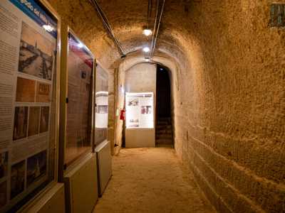 Percorriamo il cuniciolo sino alla sua fine, l� dove incrocia il secondo ramo della galleria che per� risulta inaccessibile