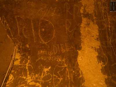 Qui centinaia di scritte ricoprono le pareti ormai imbrunite...
