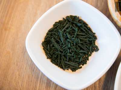 ...e a quel punto, dopo ulteriori controlli, � pressata e inserita in un macchinario detto estruttore che serve a formare dei bastoncini solidi di spirulina pura