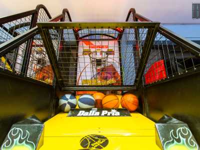 ...il �basket arcade� che permette di cimentarsi in tiri al canestro...