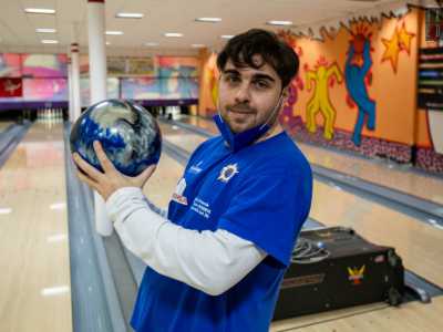Sulla pista 12 veniamo poi sovrastati dal rumore di uno strike realizzato da Gianluigi Saulle, un ragazzo autistico che vanta ben tre titoli