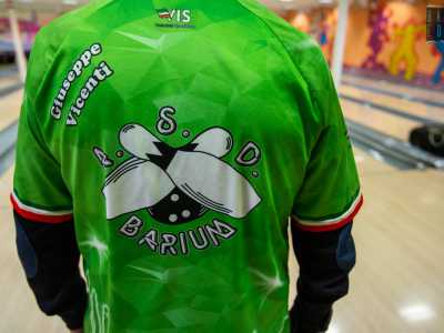 ...vestito con una maglia verde su cui � impresso il suo nome e quello della squadra...