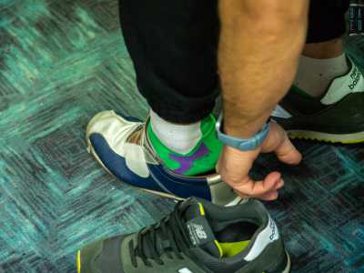 Ci avviciniamo infine al 44enne Sabino Formiglio che si sta infilando le scarpe per cominciare la sua gara con il 33enne Marco Capriati
