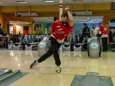 Sabino prende una piccola rincorsa, incrocia le gambe per mantenere l�equilibrio e tira con forza la sua boccia blu e rossa...