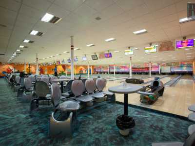 ...il nostro sguardo viene subito attirato dalle 16 lunghe piste da bowling, contrassegnate dai numeri sul cartellone in fondo