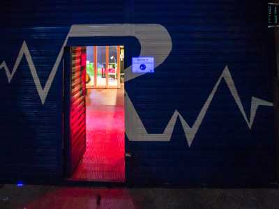 ...per ritrovarsi davanti a una serranda blu con una grande R bianca al centro illuminata da un piccolo neon