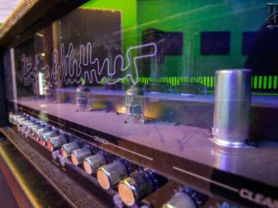 �Questo � il luogo pi� �figo� di Rasciasound � afferma la nostra guida -. Abbiamo infatti posizionato tra queste pareti la strumentazione pi� professionale che avevamo, tra cui rinomati amplificatori quali Hughes and Kettner, Hiwatt e Marshall�