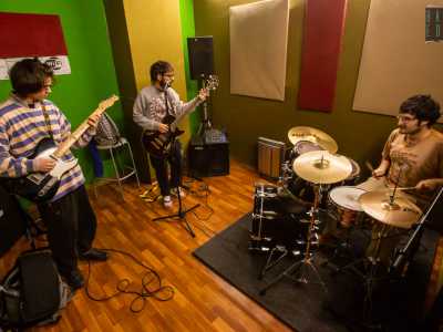 Siamo infine all�interno dell�ultimo locale, in quel momento occupato da tre ragazzi intenti a suonare del rock sperimentale