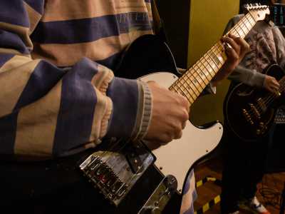 La formazione � quella base: chitarra, basso...