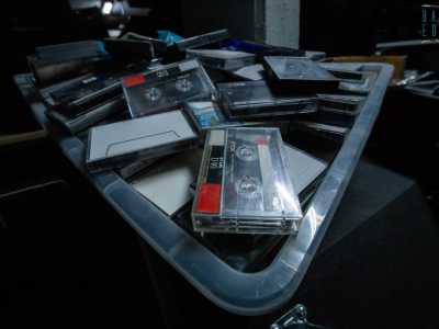 In un angolo, nascosto tra gli scaffali, sbuca un grande vascone ricolmo di cassette registrate da band emergenti nei decenni passati. �A met� degli anni 2000, prima di diventare famoso, anche il cantautore Ermal Meta ha lavorato qui come addetto alla strumentazione�, ci confida Max