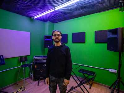 A farci da guida tra gli ambienti di cui si compone Rasciasound � il 30enne Max: un "backliner", ovvero un addetto alla strumentazione