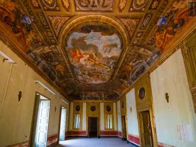 Il secondo salone poi lascia davvero incantati. Parliamo di una vasta sala rettangolare di oltre 12 metri per 6...
