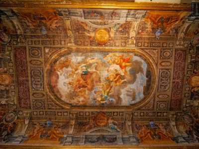Aniello d�Arminio ha qui creato l�idea di un soffitto ligneo a cassettoni suddiviso in riquadri...