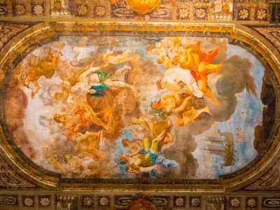 Nella maestosa tela centrale dipinta ad olio sono invece raffigurate le principali divinit� della mitologia greca