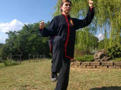 Raggiungiamo ora la palestra Waka Ki Dojo di viale Einaudi, dove tiene i suoi corsi Eliana Lezzi, originaria di Lecce, che fa parte del gruppo nazionale �Wang Xian Taiji�. Lei insegna Tai Chi Chen, stile interno del Kung Fu