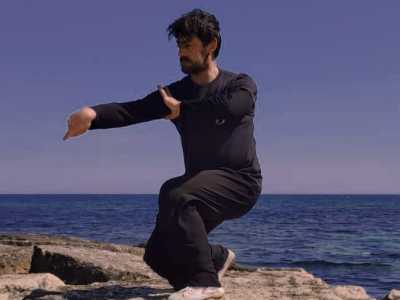 Ma quali sono i segreti per riuscire nel Kung Fu? �La base di tutto � mantenere le posizioni - spiega -: il piazzamento � la prima cosa che bisogna imparare. Poi si pu� passare agli esercizi di coordinazione di gambe e braccia e all�irrobustimento dell�apparato muscolo tendineo. Infine si approfondiscono i vari stili�