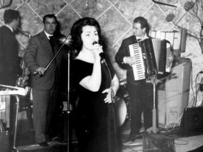 Ogni sala disponeva di un palco sul quale si esibivano artisti...(foto di Musica e Spettacolo di Bari e Pronvincia. Gianni Grazioso)
