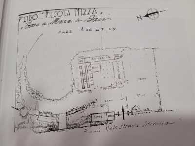 Della struttura si ricordano le numerose cabine in muratura, il bagno in acqua salsoiodica, il bar, il ristorante, il campo da tennis, il parco giochi per i pi� piccoli e la sala da ballo
