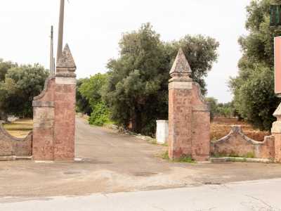 Dopo circa un chilometro, al civico 27, due colonne rossicce con terminali a forma di piramide segnano sulla destra l�ingresso della Masseria