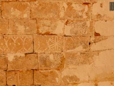 ...rivela per� alcuni decori geometrici situati sul soffitto a volta
