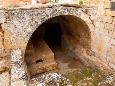 E ai piedi dell�edificio eccoci davanti al primo ipogeo. Lo raggiungiamo scendendo attraverso grandi gradini in pietra