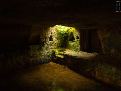 Un angolo della grotta, dominato dal muschio, presenta infatti un�apertura che permetteva alla pioggia di entrare per andarsi infine a depositare in una vasca in pietra