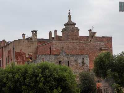 E, lasciandoci alle spalle la parte retrostante della masseria sulla quale sbuca una particolare torretta con coronamento a cipolla...