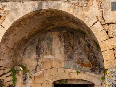 Vi si accede anche qui tramite una scalinata, introdotta da una sorta di edicola votiva in pietra dalla forma ad arco, che presenta un affresco cinquecentesco dove sono raffigurati San Francesco, la Madonna della Madia e San Martino. Un�altra chicca situata in questo sorprendente luogo