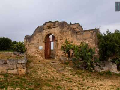 Un portale inserito in un muro di cinta difeso da una caditoia, permette l�accesso a un�area...