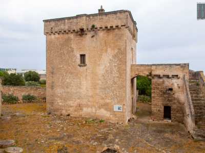 Si tratta di una torre di avvistamento a base quadrata che si sviluppa su due piani, coronata da un parapetto leggermente aggettante