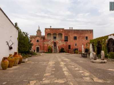E al termine della strada ci si ritrova davanti a un cancello che permette l�accesso al cortile interno, �decorato� con vari attrezzi agricoli