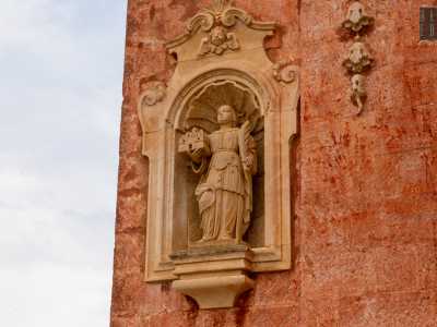 Sui lati, all�interno di due nicchie, sono presenti le statue di Santa Irene, antica patrona di Monopoli...
