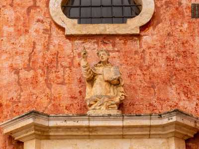 ...il cui bianco portale centrale � dominato dalla statua di San Vincenzo Ferrer con la Bibbia aperta nella mano sinistra intento a mostrare l�incipit di un passo dell�Apocalisse