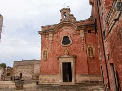 Mentre sulla sinistra si apre l�ingresso della chiesetta barocca dedicata all�Immacolata...